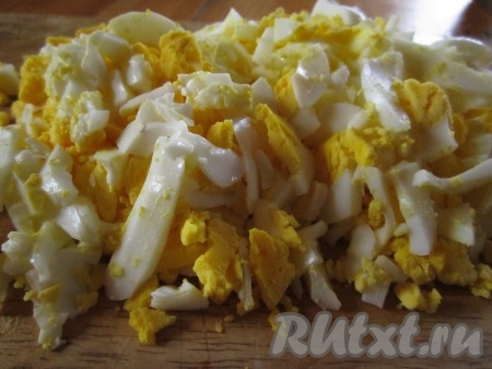 Яйца отварить вкрутую и тоже мелко нарезать.