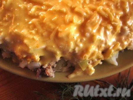 Хорошо смазать салат майонезом.