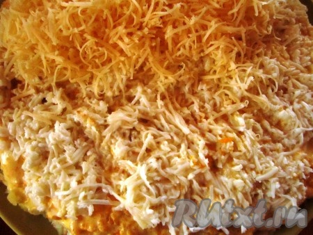 У крутых яиц отделить белки от желтков. Желтки отложить в сторону, а белки натереть на мелкой тёрке. Выложить слой тёртых белков. Сыр также натереть на мелкой тёрке и выложить следующим слоем.