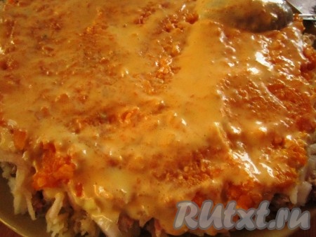 Морковь натереть на мелкой тёрке и выложить следующим слоем. Промазать майонезом.