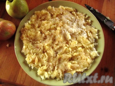 Картофель натереть на мелкой тёрке и выложить первым слоем на блюде для салата.