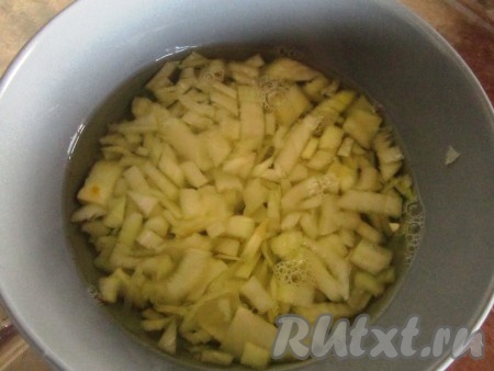 Лук очистить и мелко нарезать. Залить нарезанный лук на полминуты кипятком, чтобы ушла горечь, затем слить и промыть холодной водой.