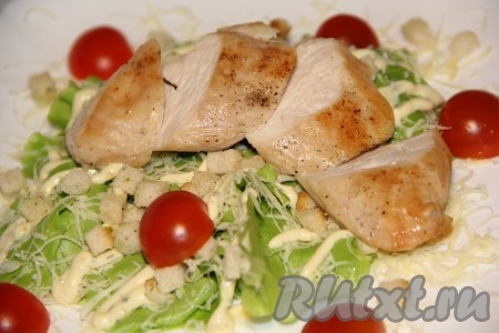 Салат "Цезарь" с курицей, сухариками и помидорами 