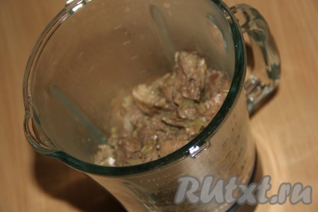  Далее переложить печень в чашу блендера и пробить до однородной массы (если нет блендера, можно пропустить через мясорубку).&nbsp;