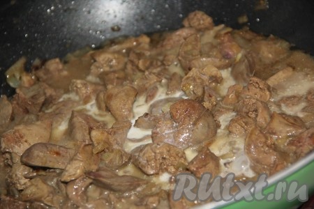 Затем влить сливки, добавить соль, хорошо перемешать и тушить на медленном огне 10 минут, иногда помешивая.