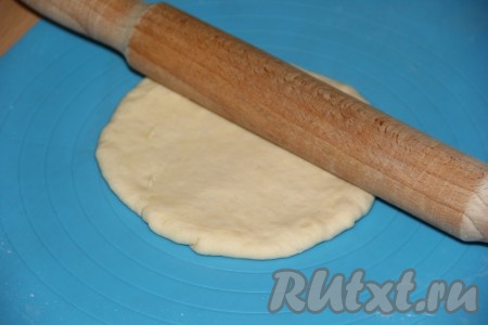  Перевернуть "мешочек" и прокатать лепёшку скалкой, чтобы начинка равномерно распределилась.