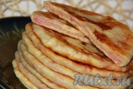 Аппетитные, вкусные, сытные сырные лепешки с ветчиной можно подавать к столу.
