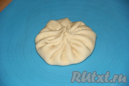 Закрыть начинку в виде мешочка, хорошо закрепить тесто.