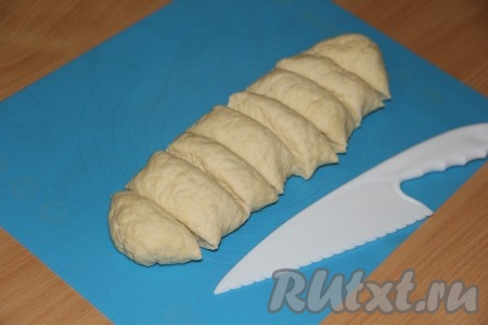  Из теста сформировать колбаску. Разделить тесто на 8 равных частей.