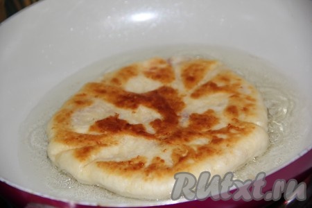 В сковороду с хорошо разогретым растительным маслом выложить сырную лепёшку с ветчиной и обжарить с двух сторон до золотистого цвета. Затем лепешку для удаления лишнего жира переложить на бумажное полотенце.