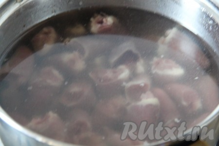 Куриные сердечки моем, срезаем жирок с самого края. Кладём сердечки в кастрюлю, заливаем полностью водой, ставим на огонь. После закипания воды солим, добавляем в кастрюлю лавровый лист и варим на небольшом огне 30-35 минут. Затем воду сливаем, даём сердечкам немного остыть.