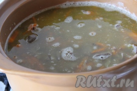 Вливаем в сковороду 400 миллилитров горячей воды. После закипания воды накрываем кастрюлю (или сковороду) крышкой, уменьшаем огонь. Готовим минут 20-25 (гречка должна стать мягкой, хорошо пропаренной, вода испарится).