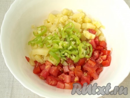 Картофель и помидоры нарезать кубиками, перец - соломкой.
