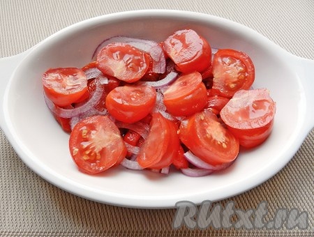 В салатницу выложить полоски запеченного перца, лук и помидоры. Полить маслом от перцев.
