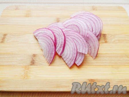 Для салата нарезать лук тонкими полукольцами.