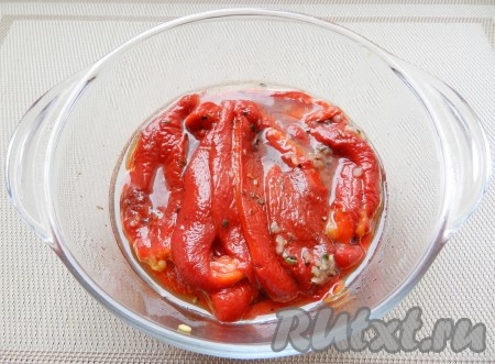 Остывший перец очистить от кожицы и семян, нарезать полосками. Приготовить заправку. Для этого смешать оливковое масло с измельченным чесноком, солью, черным молотым перцем и травами. Полоски перца выложить в плоскую посуду или в банку, залить маслом, аккуратно перемешать. Убрать перец в холодильник на 3-4 часа, чтобы перцы впитали ароматное масло. Затем перец можно использовать или оставить в холодильнике еще на некоторое время.
