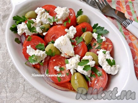 Вкусный салат с печеным перцем готов.