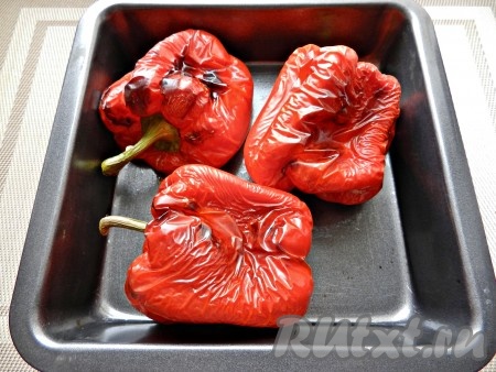 Перцы вымыть. Выложить в слегка смазанную маслом форму для выпечки и поставить в разогретую до 190 градусов духовку и запечь. Запекать перцы в течение 20-30 минут, затем перевернуть на другую сторону и запекать еще 20 минут.