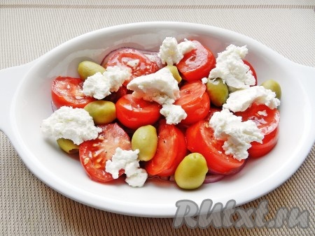 Добавить оливки и сыр, еще немного полить ароматным маслом. Добавить свежую зелень и подавать.