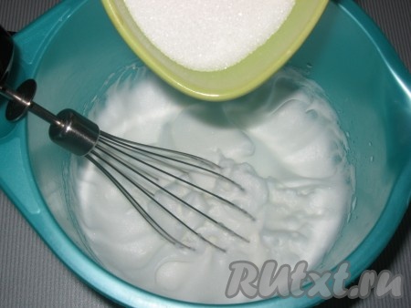 Затем постепенно добавить сахар, взбивать до блестящего состояния массы.
