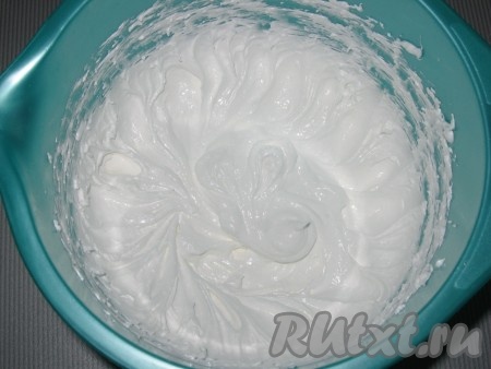 Затем постепенно добавить сахар, взбивать до блестящего состояния массы.