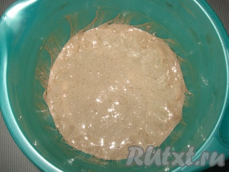 Добавить какао и тертый на мелкой терке шоколад, слегка перемешать до равномерного распределения ингредиентов и цвета.