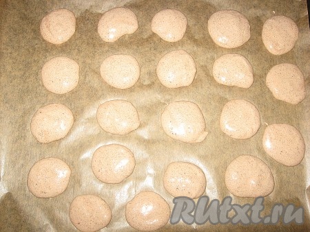 Противень застелить пергаментом. С помощью двух чайных ложек (одной взять массу, другой - снять) отсадить тесто в виде лепешек.
