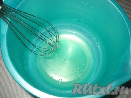 Яичные белки с щепоткой соли взбить в пышную, плотную пену. 