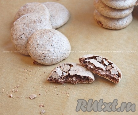 Готовое печенье охладить. Вкусное, нежное печенье "Поцелуйчики" можно подавать к столу.
