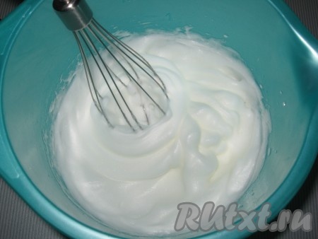 Яичные белки с щепоткой соли взбить в пышную, плотную пену.