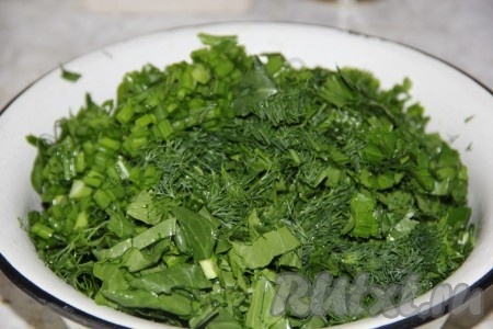 Пока варится суп отдельно отвариваем в течение 10 минут с момента закипания яйца, а затем даём им остыть, очищаем. Щавель и свежую зелень (у меня - зелёный лук, укроп, петрушка) моем, режем.