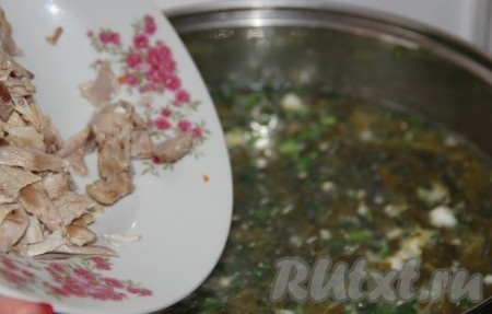 Добавляем нарезанное варёное мясо. Солим щавелевый суп с рисом и яйцом, перчим, доводим до кипения, уменьшаем до минимума огонь, варим минуты 2, снимаем с огня. Накрываем кастрюлю крышкой и оставляем суп настояться в течение минут 10.