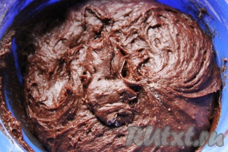В получившуюся массу добавить разрыхлитель, частями начать добавлять муку, каждый раз полностью вмешивая её в тесто лопаткой (или ложкой). Шоколадное тесто должно получиться достаточно густым, мягким, немного липнущим к рукам (как на фото). Руками вымешивать тесто не нужно. Муки может понадобиться чуть больше или меньше, поэтому важно ориентироваться на консистенцию теста. Отправить тесто на 4 часа в холодильник. После охлаждения с тестом будет достаточно легко работать.