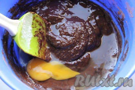 Добавить яйца по одному, тщательно вмешивая каждое яйцо в шоколадную смесь.