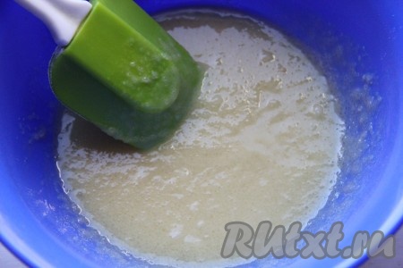 Сливочное масло растопить, дать немного остыть, перелить в глубокую миску, всыпать сахар. Тщательно растереть масло с сахаром с помощью лопатки (или ложки).