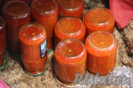 Варить наш китайский кисло-сладкий соус еще 1,5 часа на медленном огне, периодически размешивая. Горячий соус разлить по стерилизованным банкам и закатать крышками. Перевернуть крышками вниз и укутать в теплое одеяло. Из данного количества ингредиентов получается 1 литр китайского соуса. Я приготовила кисло-сладкого соуса на зиму много - 6 литров!

