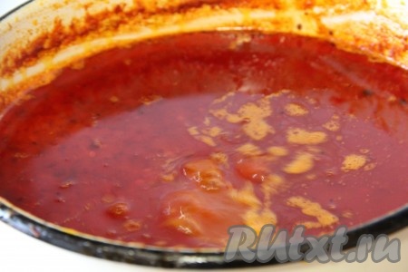 Затем добавить сахар, соль, корицу, соевый соус, молотый красный перец и яблочный уксус.&nbsp;
