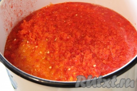 Добавить к овощам имбирь, перец горошком, гвоздику и растительное масло. Поставить на медленный огонь и варить 30 минут.
