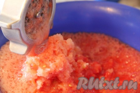 Лук, перец и помидоры перекрутить через мясорубку.