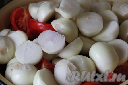 Помидоры и очищенный лук порезать на несколько частей.
