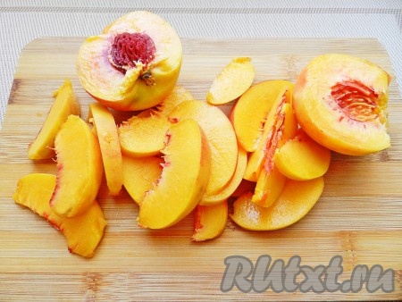 Персики вымыть и нарезать тонкими дольками.