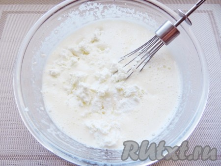 Добавить растительное масло, взбить, добавить творог и снова взбить, чтобы масса была однородной.