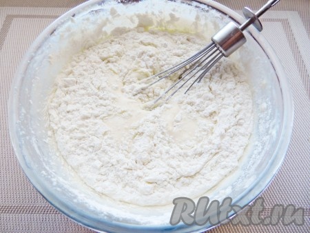 Постепенно всыпать муку, смешанную с разрыхлителем.