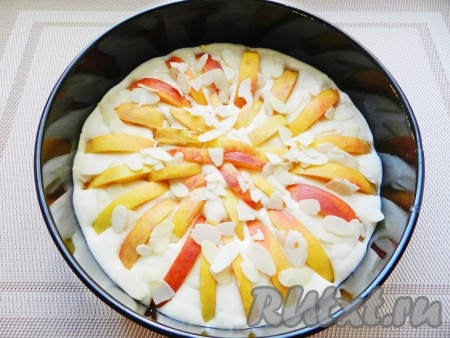 Присыпать миндальными хлопьями. Поставить форму с пирогом со свежими персиками в разогретую до 180 градусов духовку и выпекать в течение 45-50 минут. Готовность пирога проверить сухой деревянной шпажкой.
