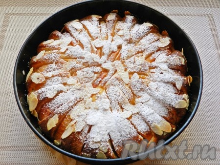 Готовый пирог вынуть из духовки, присыпать сахарной пудрой и остудить в форме.