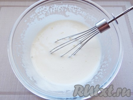 Яйца взбить с сахаром и ванильным сахаром в пышную массу.