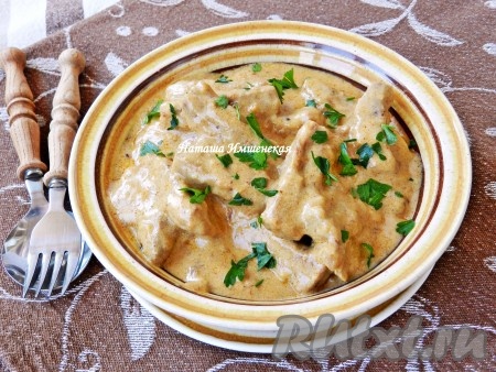 Вкусное мясо, тушёное со сметаной, готово.