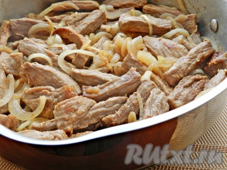 Обжарить немного всё вместе. Всыпать муку, быстро перемешать, влить 200 миллилитров горячей воды, дать закипеть, уменьшить огонь и тушить мясо под крышкой 40-50 минут.