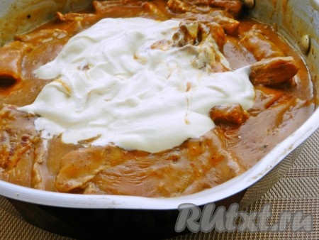 Смешать сметану с горчицей, добавить к мясу.