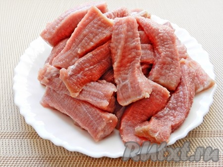 Мясо вымыть, обсушить, нарезать полосками.
